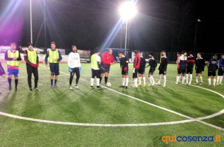 CSI Cosenza, in Serie A il San Francesco continua a vincere. Cadetteria: comandano in due 58 clampetia-boars-c7-los-gatos-blancos-c7-ingresso-in-campo_calcioa7