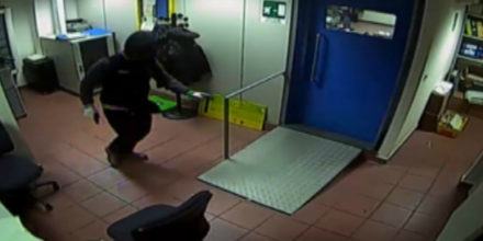 Tentata rapina alle Poste di Pizzo: arrestato 27enne, incastrato dalle telecamere (FOTO) 63 rapina_pizzo