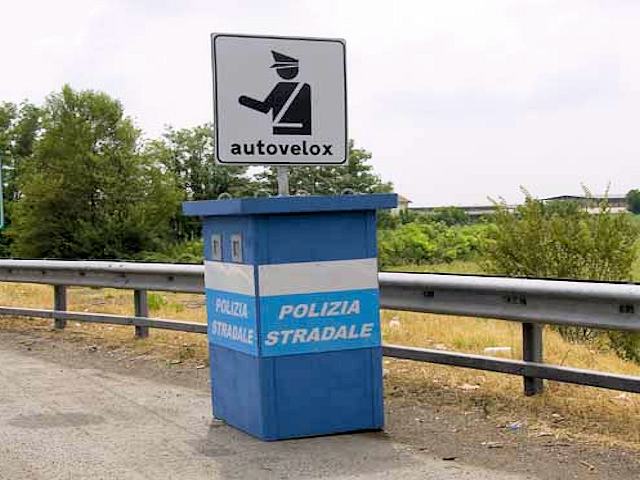 Autovelox polizia stradale con box