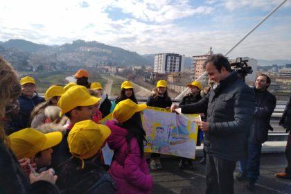 Occhiuto e alunni sul ponte di Calatrava