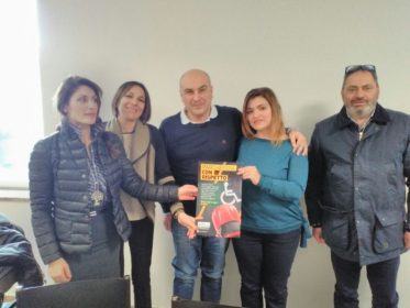 la consegna alla polizia municipale delle locandine della campagna parcheggia con rispetto