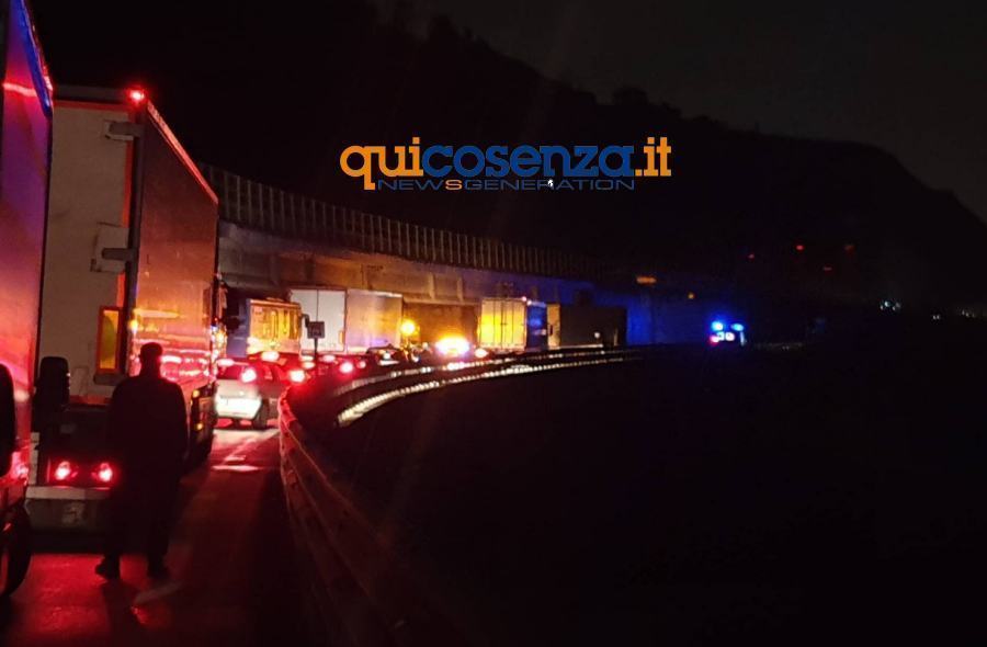 Incidente tra Rogliano e Cosenza, coinvolto un camion. Traffico bloccato sulla A2 - Quotidiano online