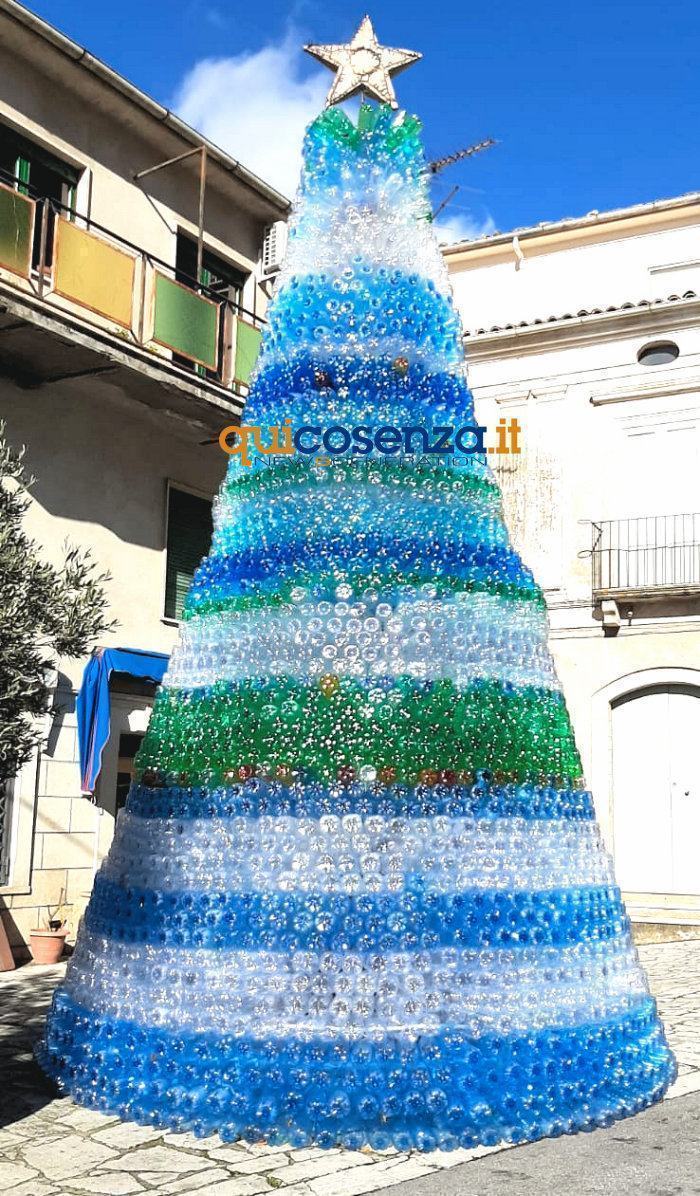 Albero Di Natale Con Bottiglie Di Plastica.Foto Aiello Calabro L Albero Di Natale Creato Con 4 000 Bottiglie Di Plastica Riciclate Quicosenza It
