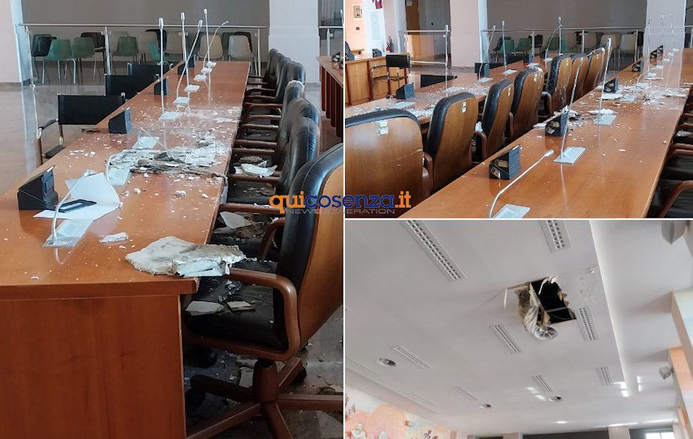 Crolla soffitto Palazzo dei bruzi Cosenza