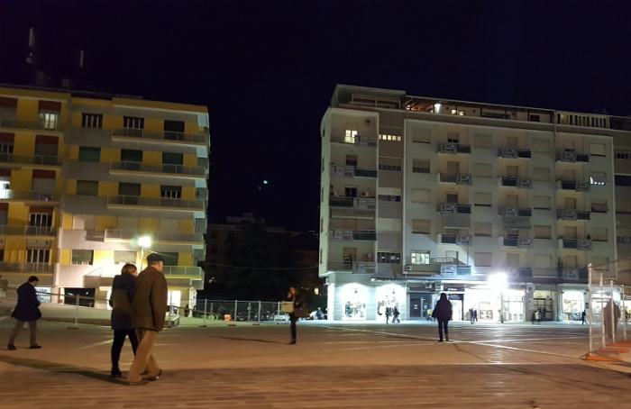 piazza-bilotti-sera