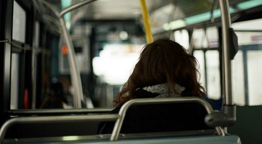 ragazza su autobus