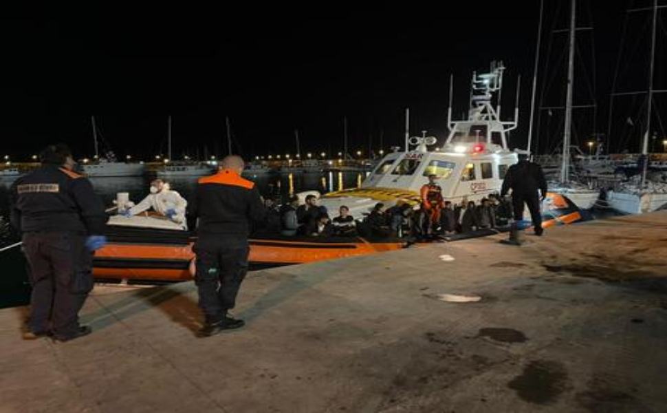 Migranti, ancora uno sbarco in Calabria: arrivati in 60 su una barca di  legno - quicosenza