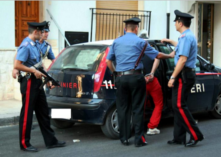 picchia madre arrestato