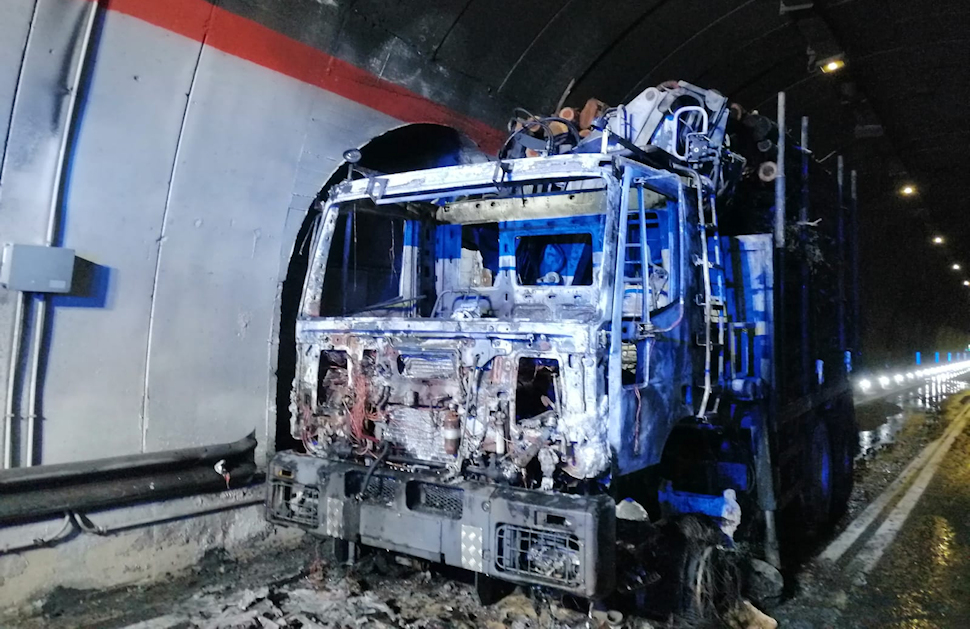 Camion in fiamme galleria Crocetta