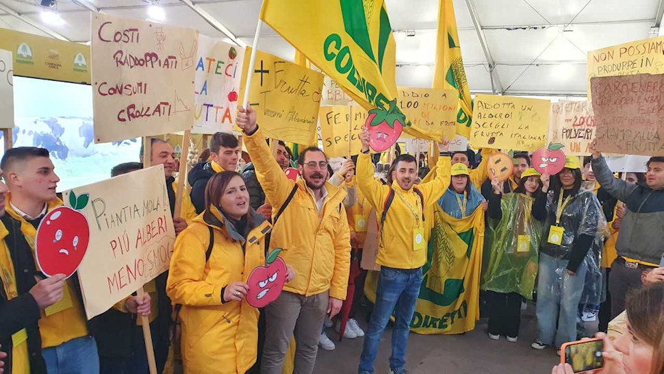 SOS FRUTTA PROTESTA GIOVANI A COSENZA