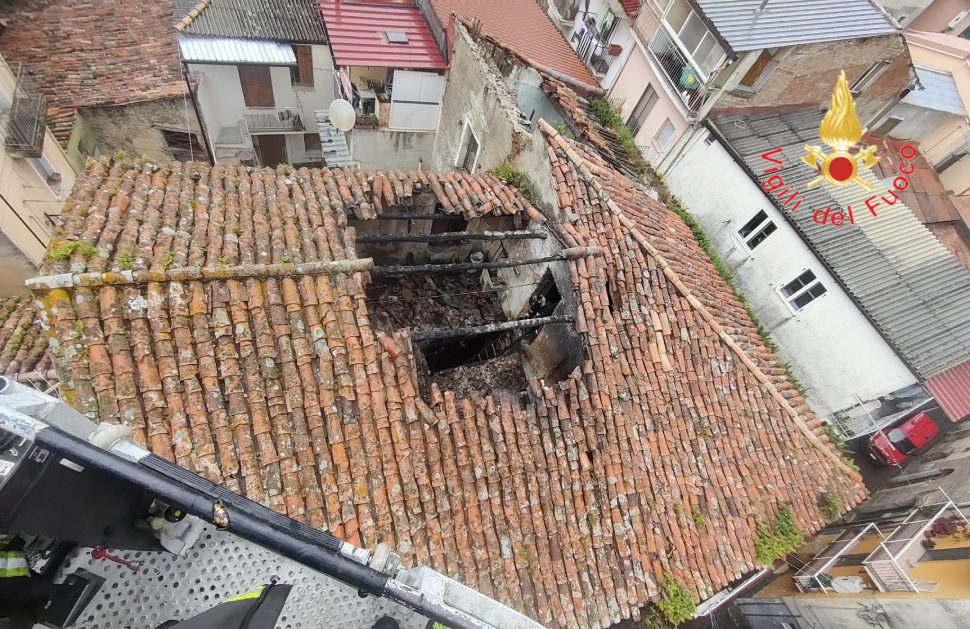 casolare abbandonato incendio