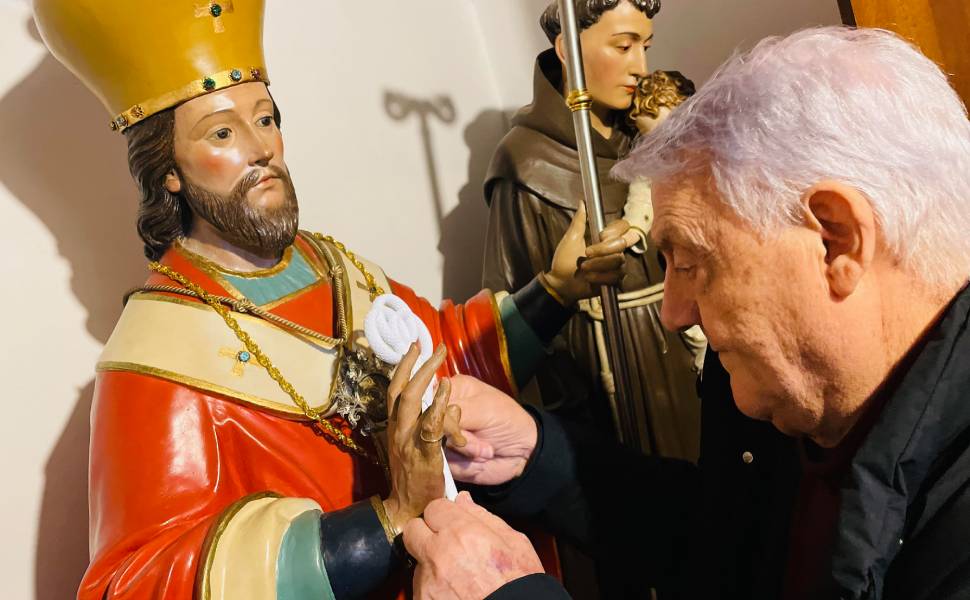 il maestro orafo Gerardo Sacco prende le misure per la Chiave della Città a Sant'Atanasio