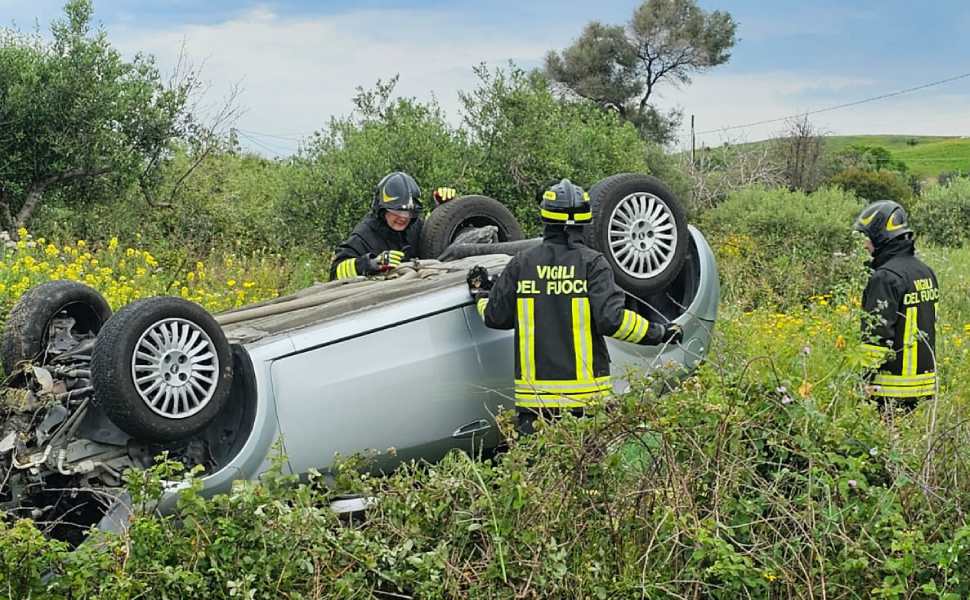 incidente 106 crotone auto ribaltata 01