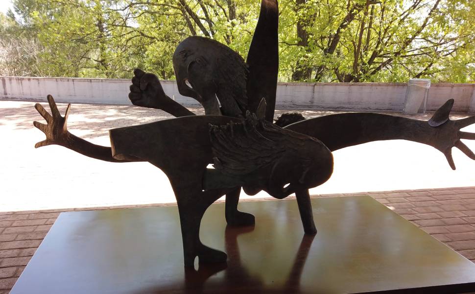 scultura metamorfosi unical contro violenza