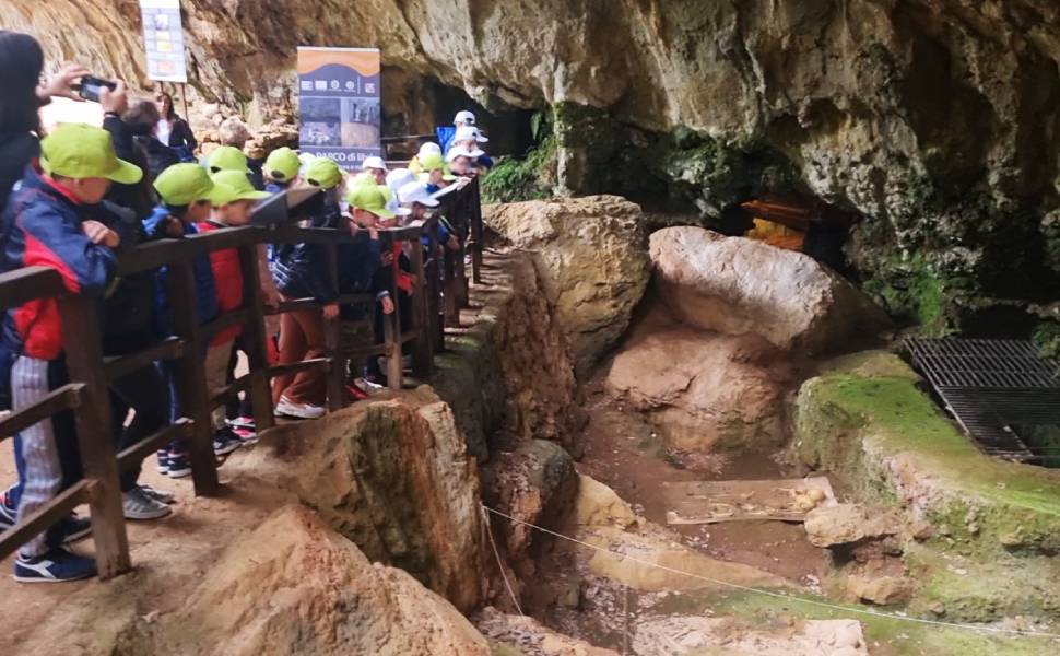 01 Grotta del romito - Papasidero studenti