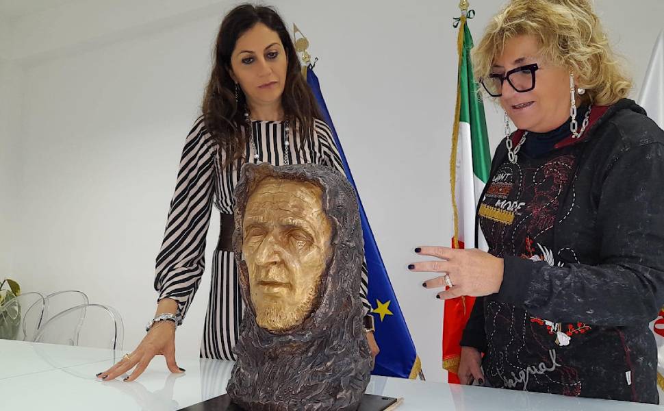 succurro-letizia-cucciarelli-scultura-gioacchino-da-fiore