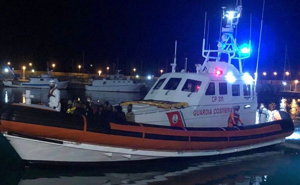 sbarco migranti guardia costiera