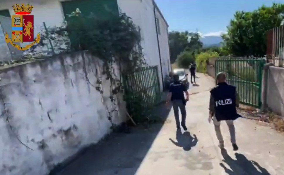 Luzzi capannone marijuana polizia 02