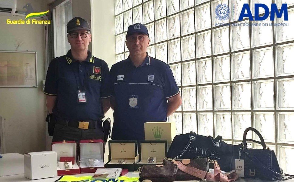 borse e orologi sequestro aeroporto lamezia contraffatti