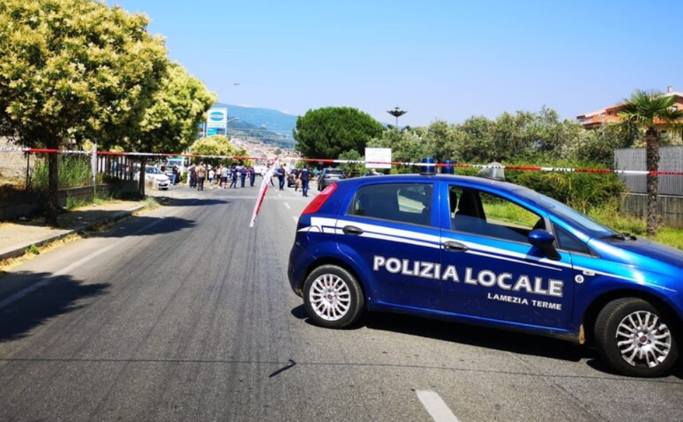Investita da un'auto mentre attraversa la strada: muore donna di 58 ...