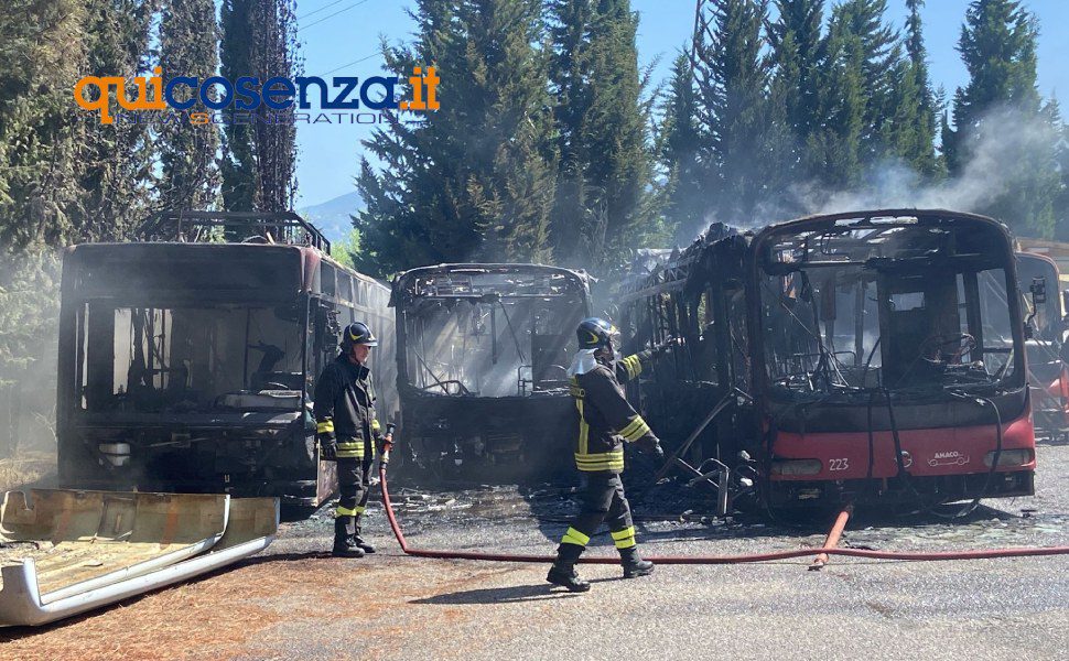 in fiamme bus amaco mezzo incendio 04