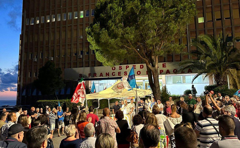 protesta ospedale san francesco paola