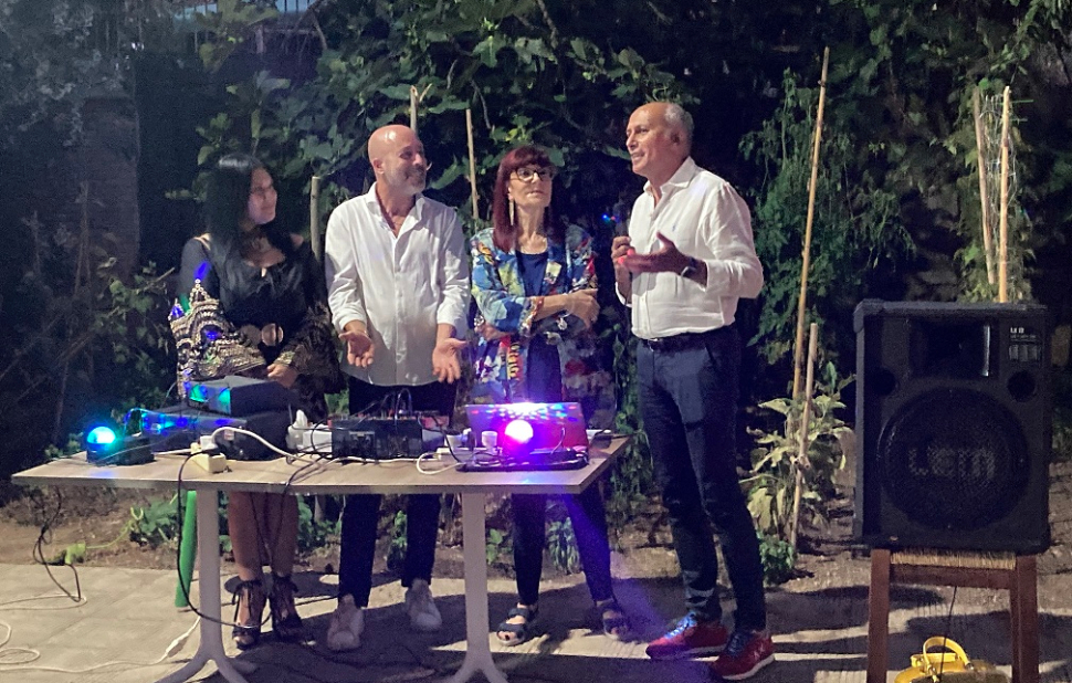 un-momento-della-manifestazione-al-Caffe-Alzheimer-sindaco Caruso e assessore De Marco