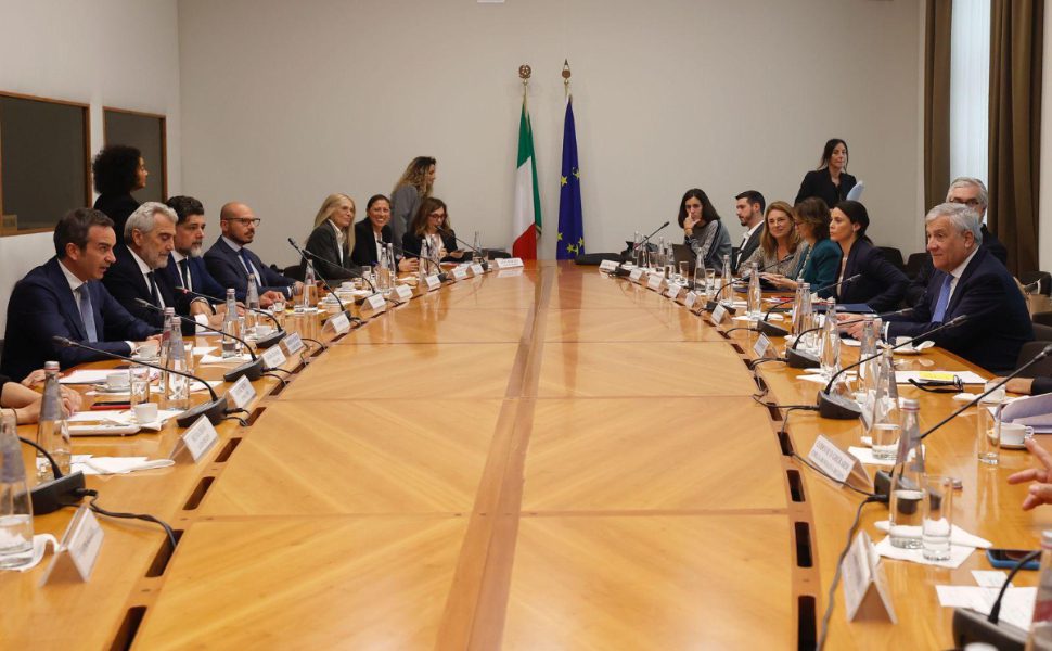 Occhiuto_taiani_tavolo