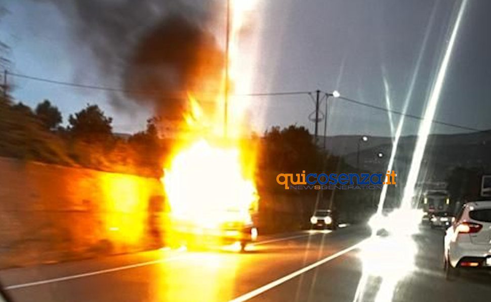 Auto in fiamme statale 107
