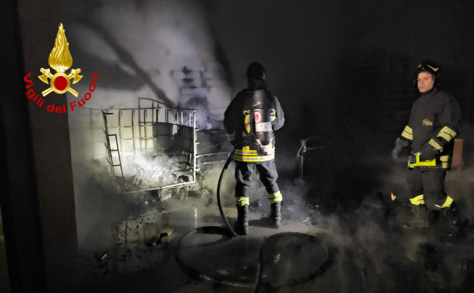 incendio capannone crotone 02