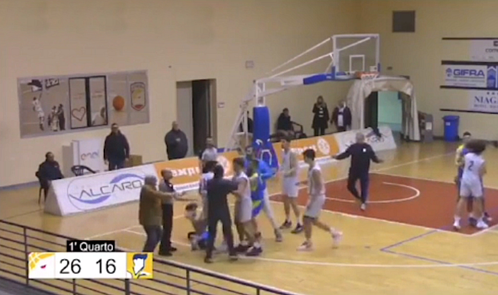 Catanzaro basket pugno