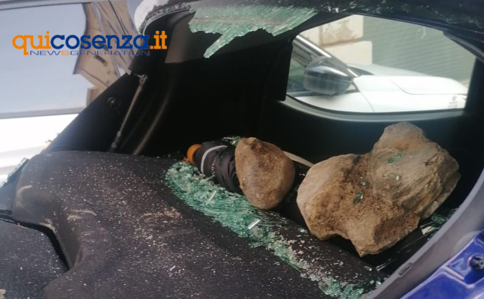 auto danneggiata centro storico cosenza