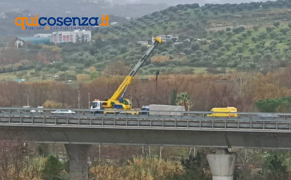 mezzo ribaltato a2 tra cs e rende