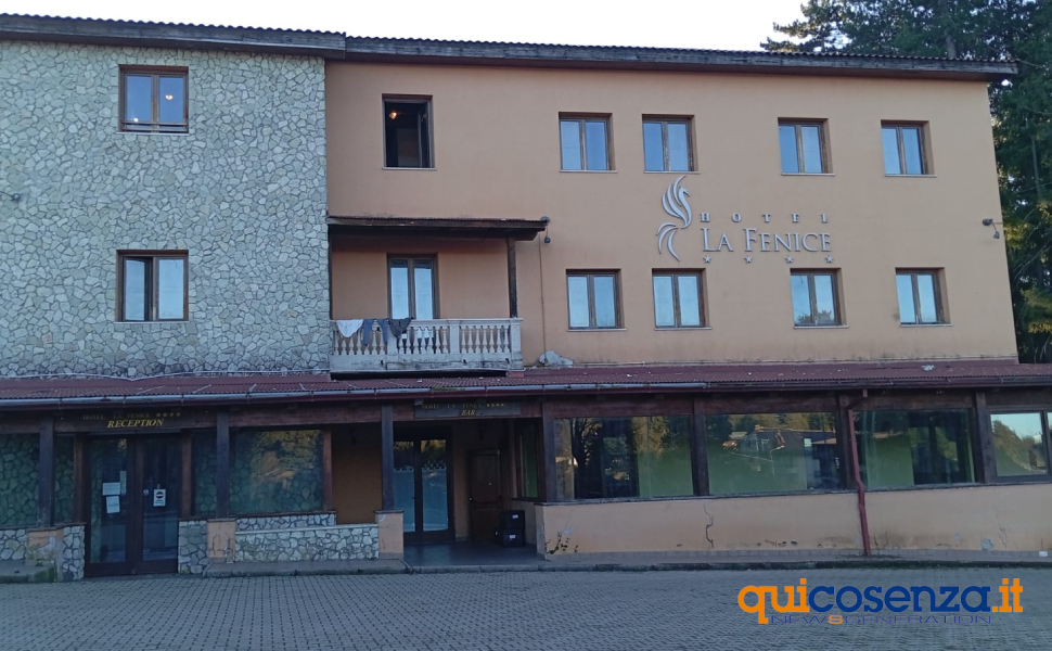 ex hotel la fenice spezzano sila migranti