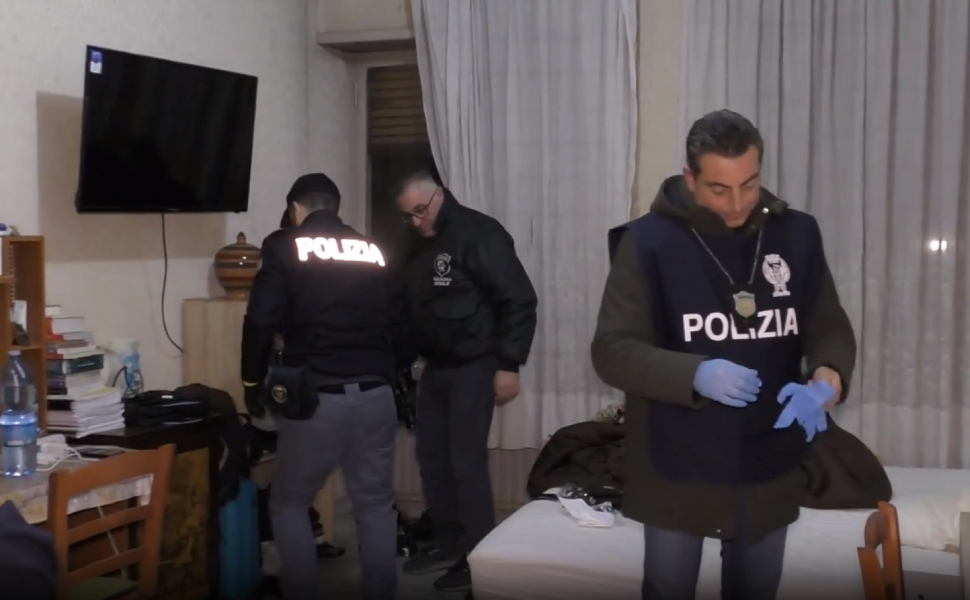 polizia cosenza clandestini arresti