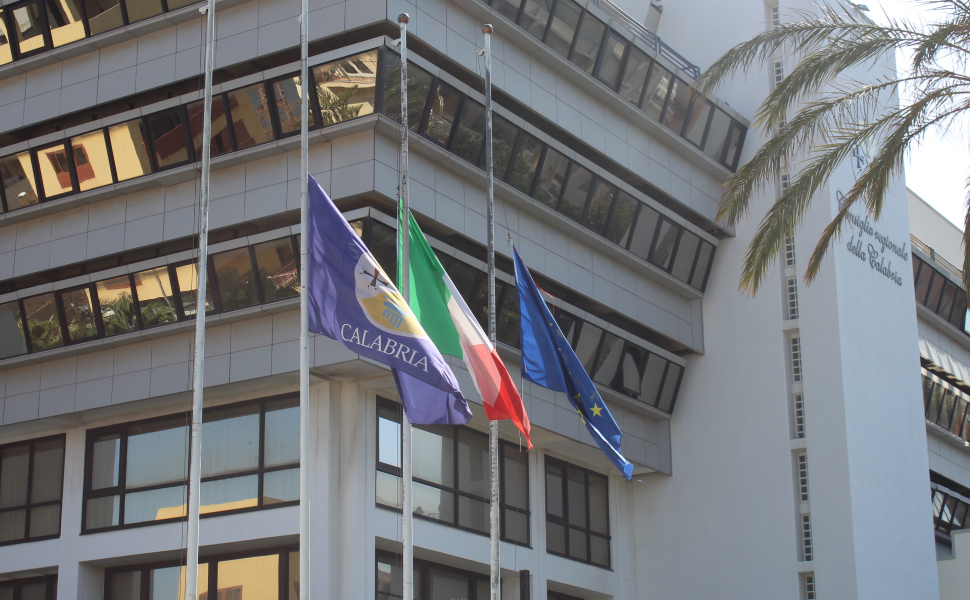 Bandiere Mezz asta consiglio regionale calabria