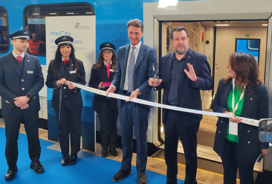 Salvini inaugura intercity ibrido