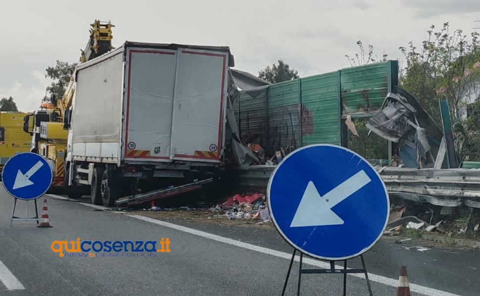 incidente a2 mezzi pesanti cosenza rende