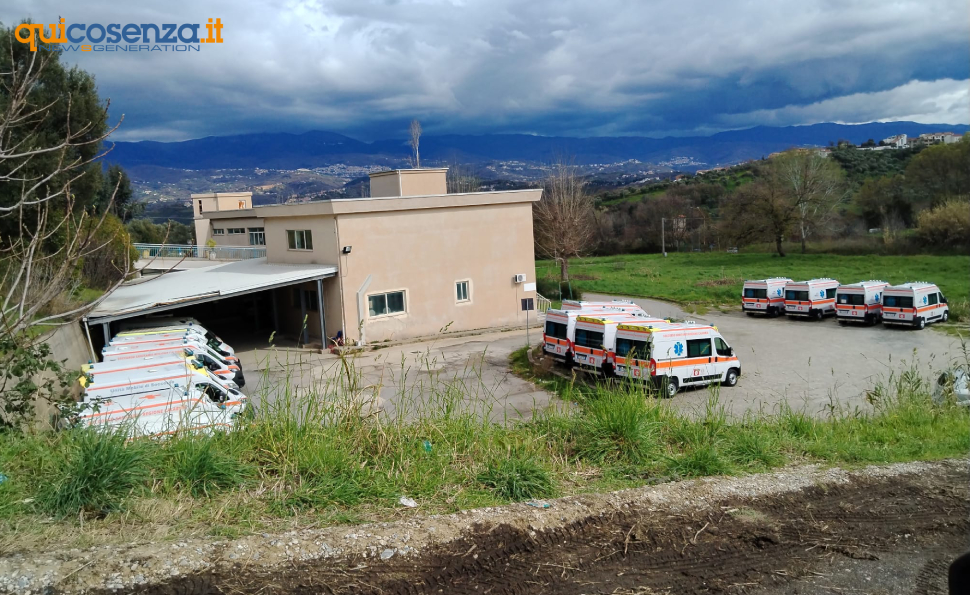 ambulanze del 118 parcheggiate