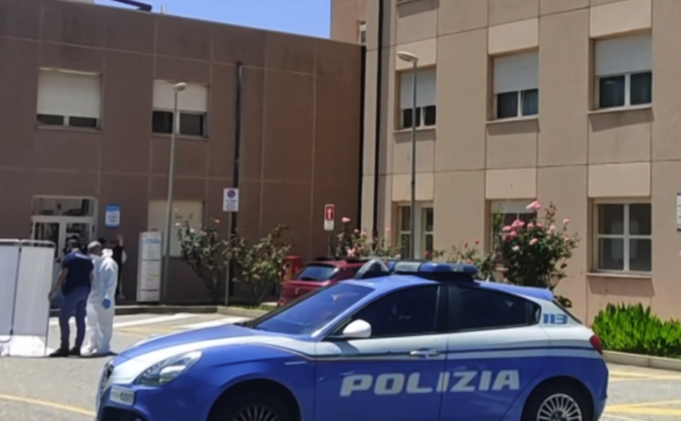 omicidio reggio accoltellato lasciato ospedale