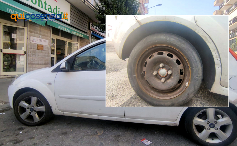 Auto ruota rubata e sostituita