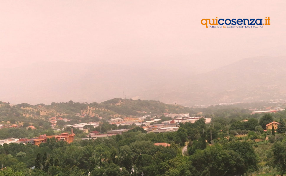 Cielo giallo polvere deserto Sahara