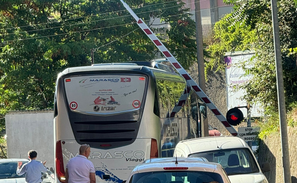 pullman-si-blocca-al-passaggio-a-livello