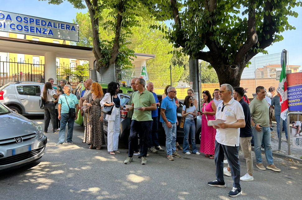 Ospedale Cosenza sit-in