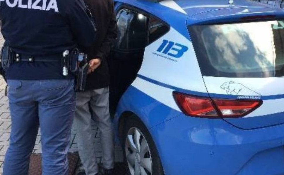 polizia_scoperto-a-rubare
