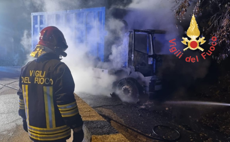 CAMION-RIFIUTI-PRENDE-FUOCO.