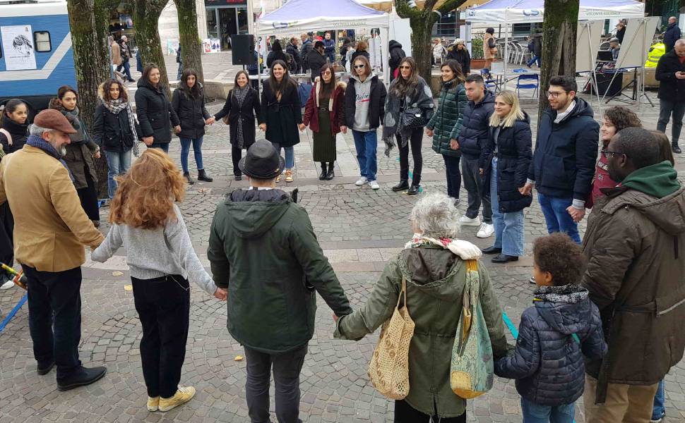 volontari in cerchio cosenza