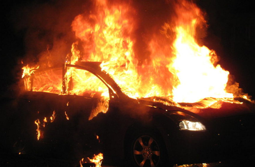 Auto in fiamme