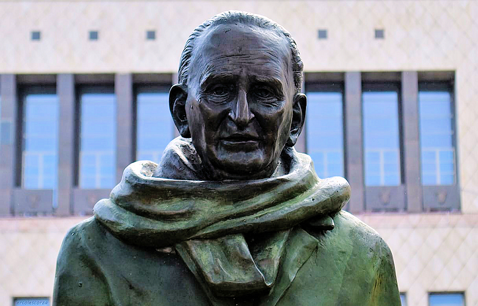 Statua Giacomo Mancini