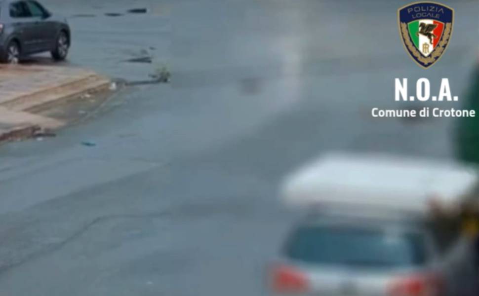 incivili rifiuti materasso crotone noa